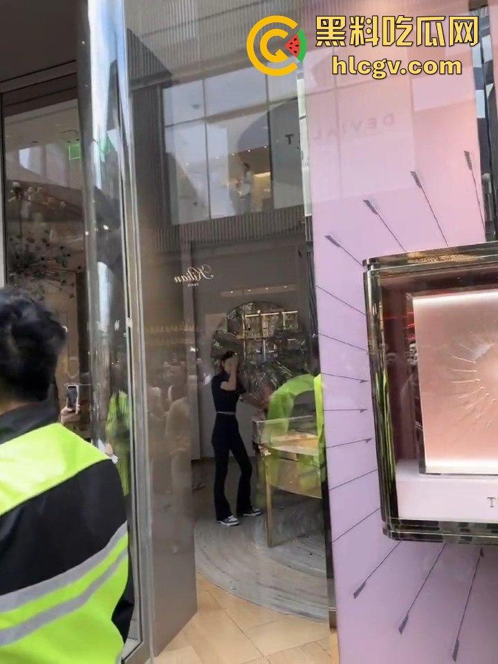 成都太古里00后女孩发疯砸店!要妈妈买Tiffany不买就砸,砸完还甩一句我有抑郁症,这不是笑死人吗?-2