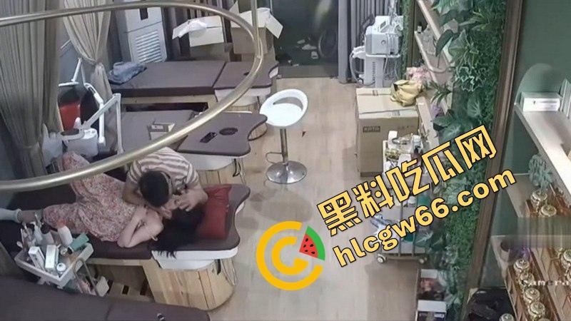 美容店老板娘下班关店偷情,精壮情夫在按摩床上暴干半小时,奶子晃飞骚水淌地、床都快操散架了!-9