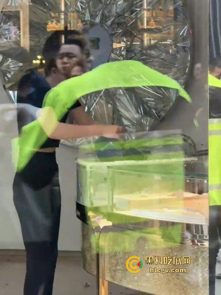 成都太古里00后女孩发疯砸店!要妈妈买Tiffany不买就砸,砸完还甩一句我有抑郁症,这不是笑死人吗?-3