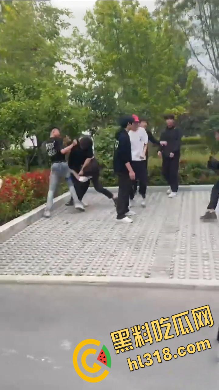 精神小伙为爱街头斗殴,两男子被一群人围殴,红毛白衣小伙被刀砍伤手臂,血流不止到处逃窜 !-1