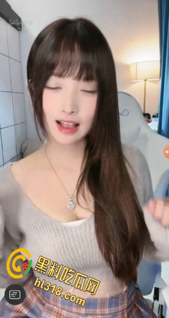 极品巨乳肥臀反差婊【恶霸咕噜咪】,金主定制福利姬视频,直播淫语擦边挑逗,这大尺度直播间居然不被封 !-5