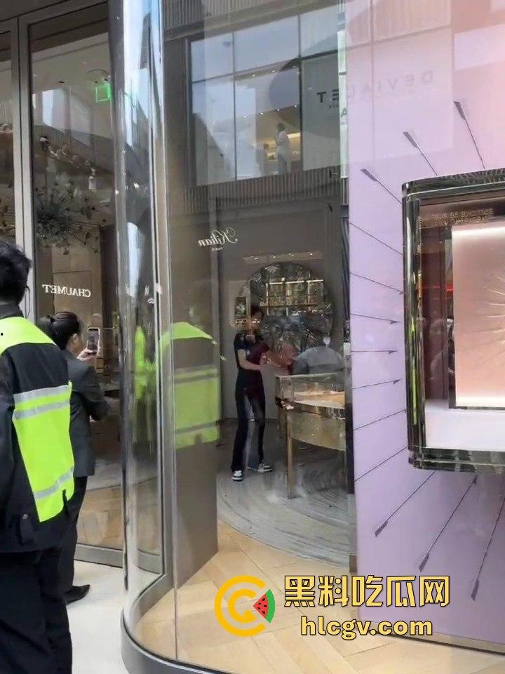 成都太古里00后女孩发疯砸店!要妈妈买Tiffany不买就砸,砸完还甩一句我有抑郁症,这不是笑死人吗?-7