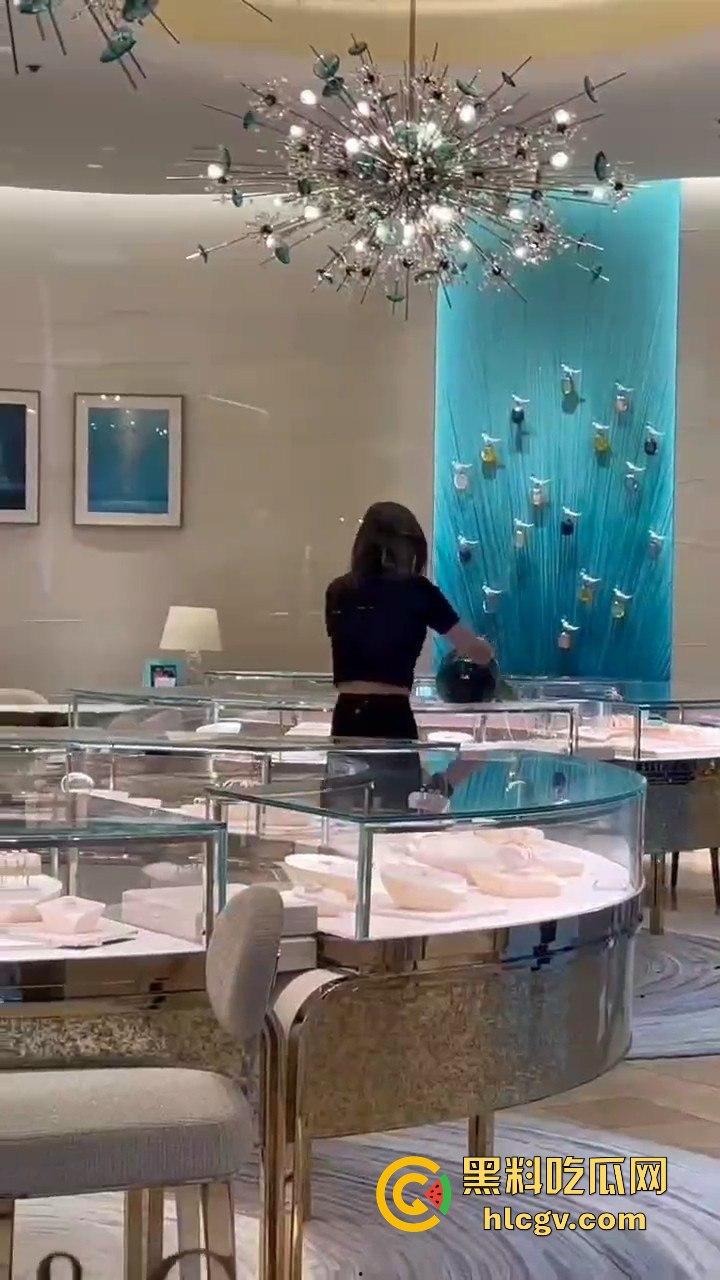 成都太古里00后女孩发疯砸店!要妈妈买Tiffany不买就砸,砸完还甩一句我有抑郁症,这不是笑死人吗?-8