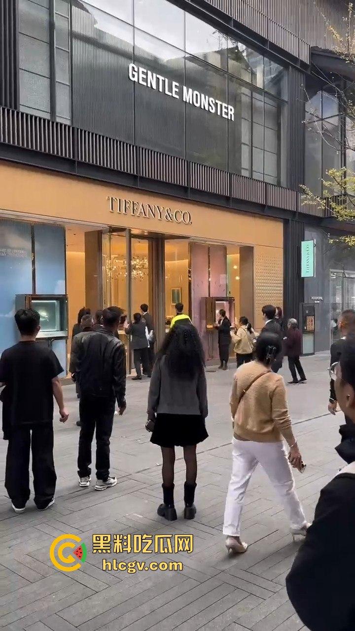成都太古里00后女孩发疯砸店!要妈妈买Tiffany不买就砸,砸完还甩一句我有抑郁症,这不是笑死人吗?-9