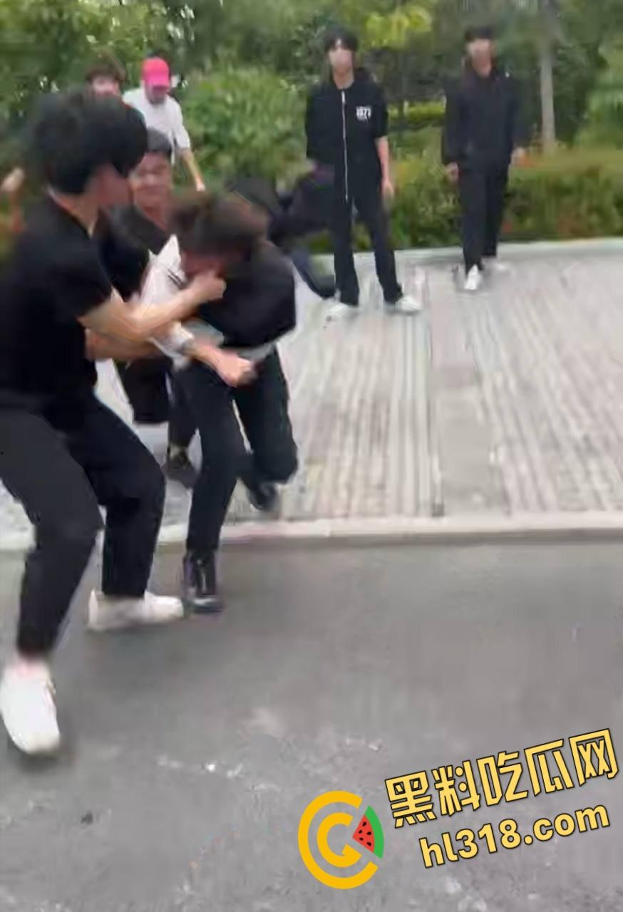 精神小伙为爱街头斗殴,两男子被一群人围殴,红毛白衣小伙被刀砍伤手臂,血流不止到处逃窜 !-3