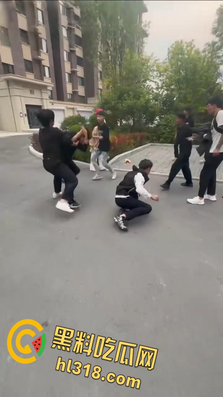 精神小伙为爱街头斗殴,两男子被一群人围殴,红毛白衣小伙被刀砍伤手臂,血流不止到处逃窜 !-6