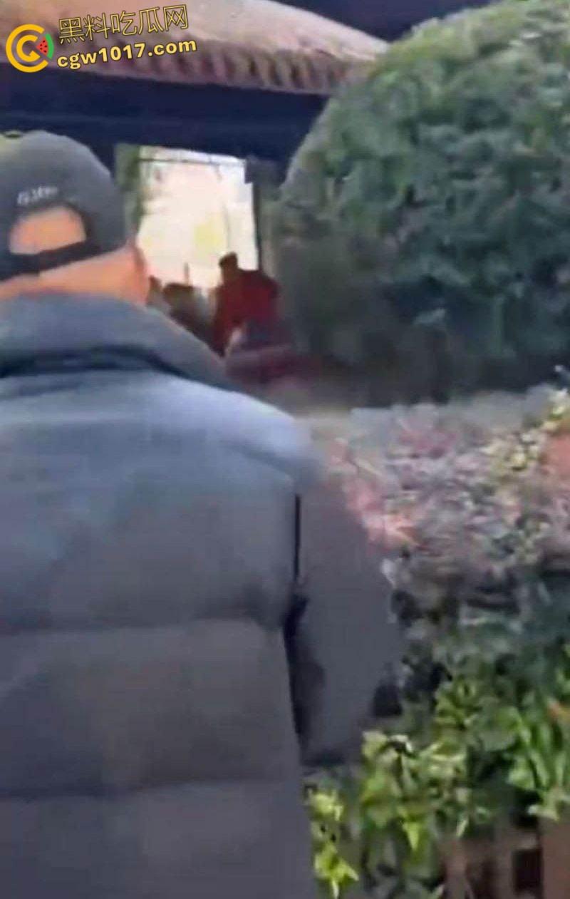 大白天凉亭活春宫,红衣大妈脱裤骑大爷,女上位啪啪响场面极其辣眼睛,大爷满脸春光,围观老头脸都红爆了 !-3