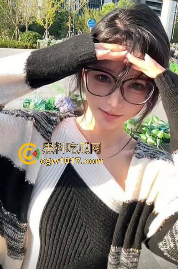 抖音高颜值COS网红【柠好不好】被曝光大尺度不雅视频曝光，漫御姐萝莉甜美撩粉，极品嫩穴馒头肥鲍一览无余！-4