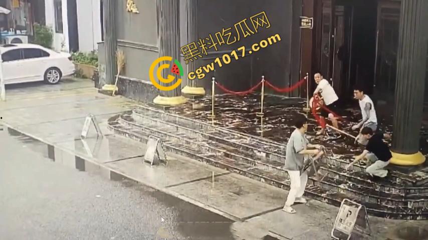 血腥暴力!两男子被疯狂催收员砍伤!街头刀光剑影,鲜血四溅,高利贷催收员下手无情,横行无忌-3