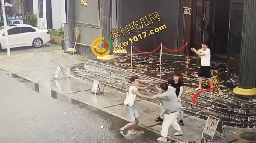 血腥暴力!两男子被疯狂催收员砍伤!街头刀光剑影,鲜血四溅,高利贷催收员下手无情,横行无忌-4