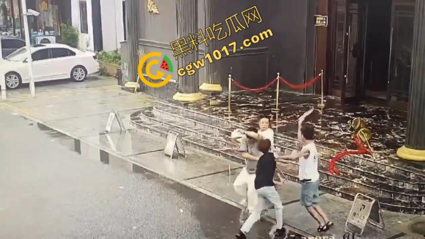 血腥暴力!两男子被疯狂催收员砍伤!街头刀光剑影,鲜血四溅,高利贷催收员下手无情,横行无忌-5