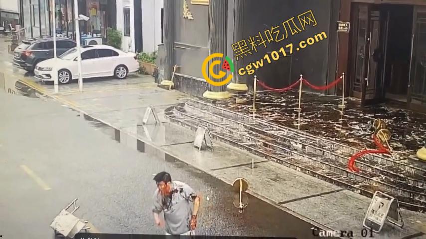 血腥暴力!两男子被疯狂催收员砍伤!街头刀光剑影,鲜血四溅,高利贷催收员下手无情,横行无忌-8