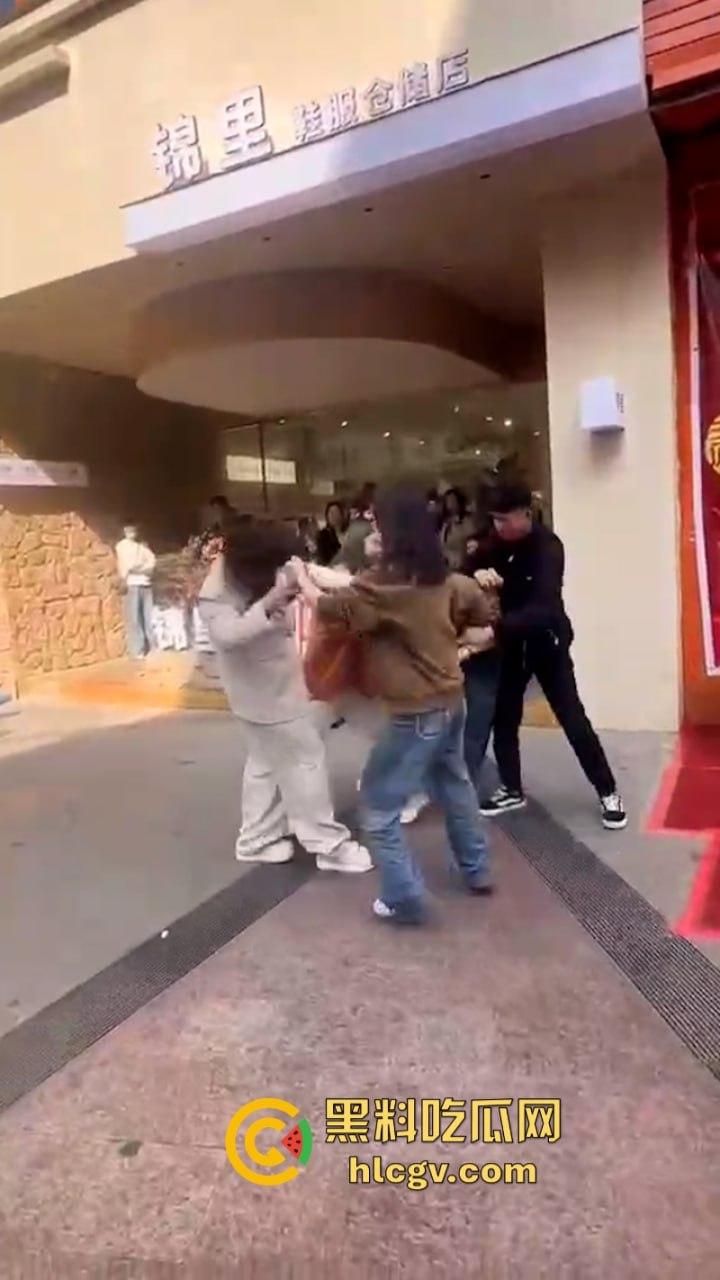 原配当街打小三 奈何小三闺蜜多 河南许昌女子抓小三首次失败案例 完败!-1