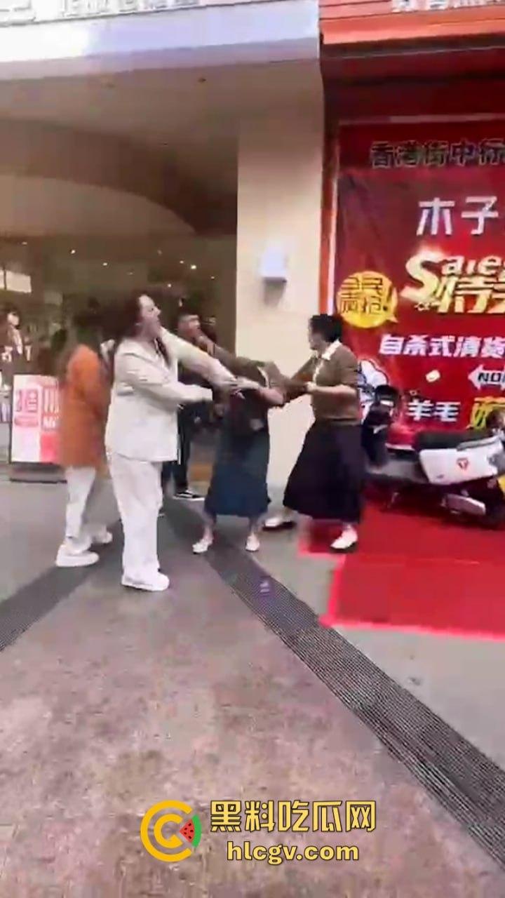 原配当街打小三 奈何小三闺蜜多 河南许昌女子抓小三首次失败案例 完败!-2