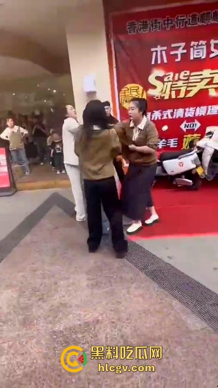 原配当街打小三 奈何小三闺蜜多 河南许昌女子抓小三首次失败案例 完败!-3