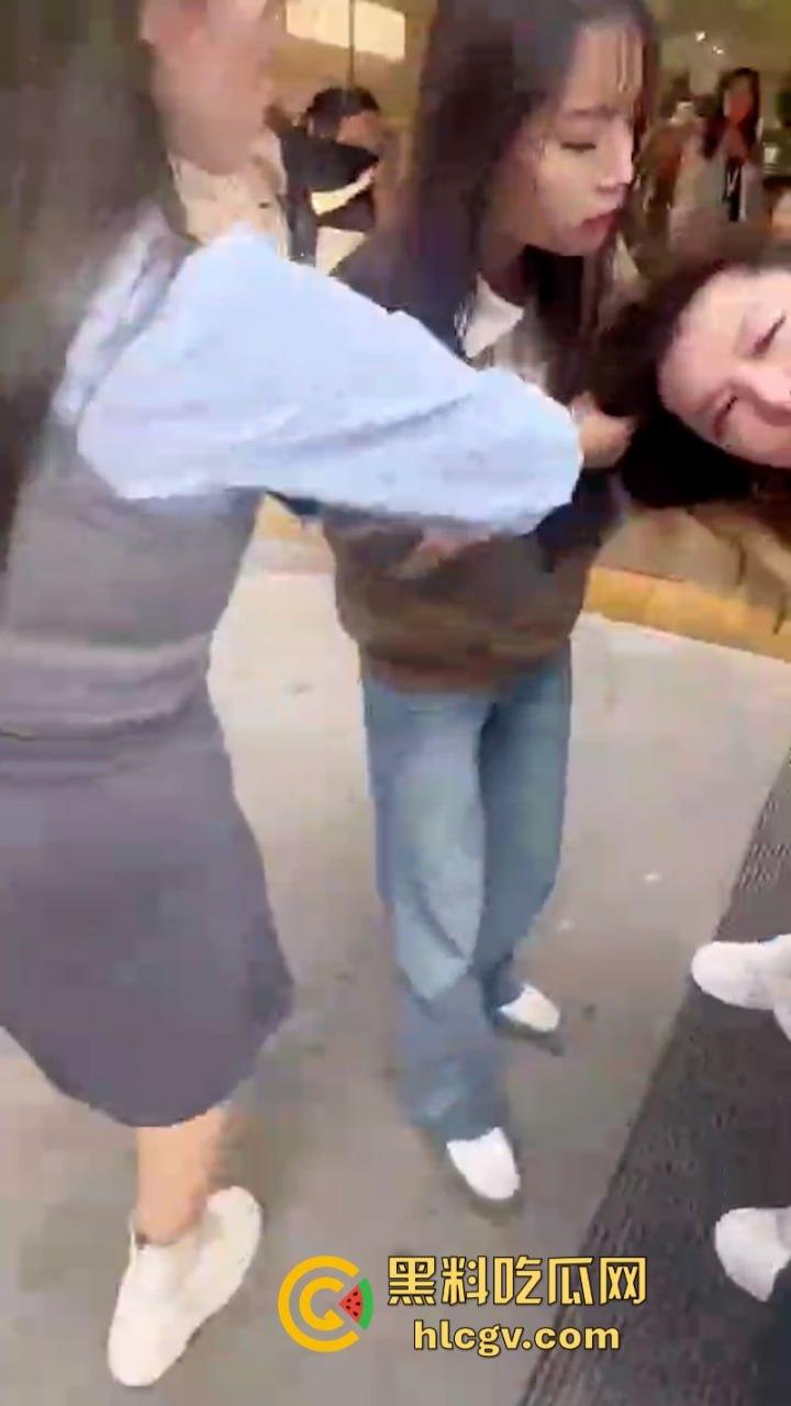 原配当街打小三 奈何小三闺蜜多 河南许昌女子抓小三首次失败案例 完败!-4