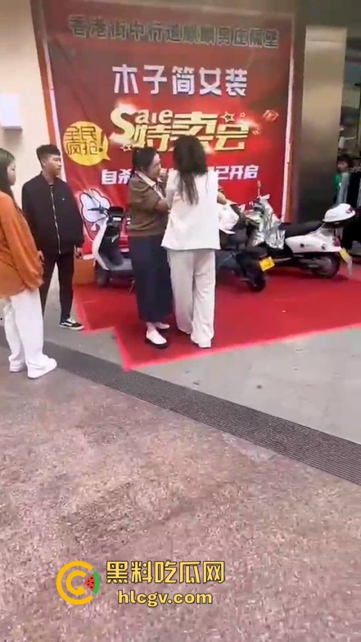 原配当街打小三 奈何小三闺蜜多 河南许昌女子抓小三首次失败案例 完败!-8