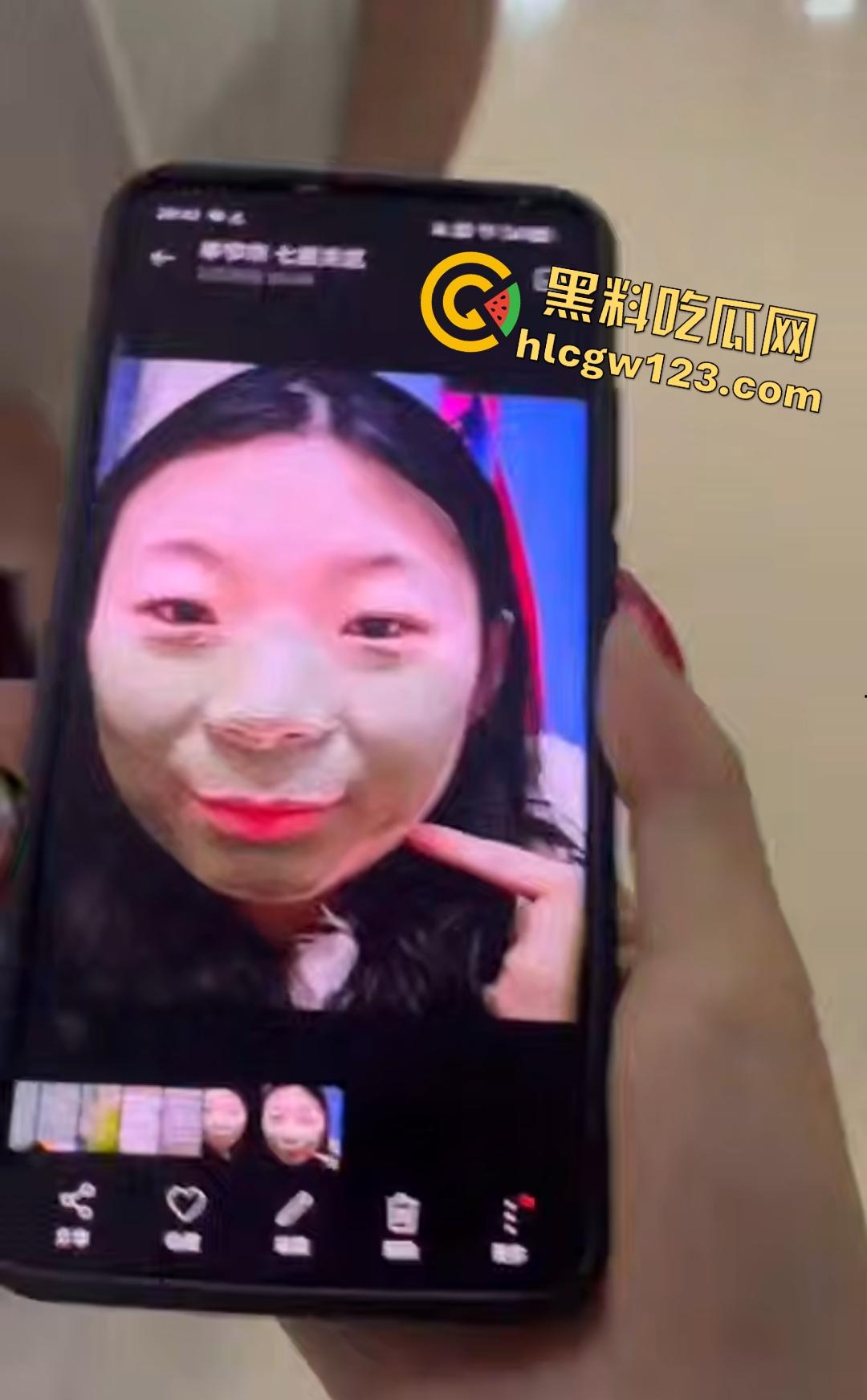 变态男生被同学怂恿去偷女生内衣当场被抓!内衣裹鸡巴真好玩,逼打女友电话羞辱!-3