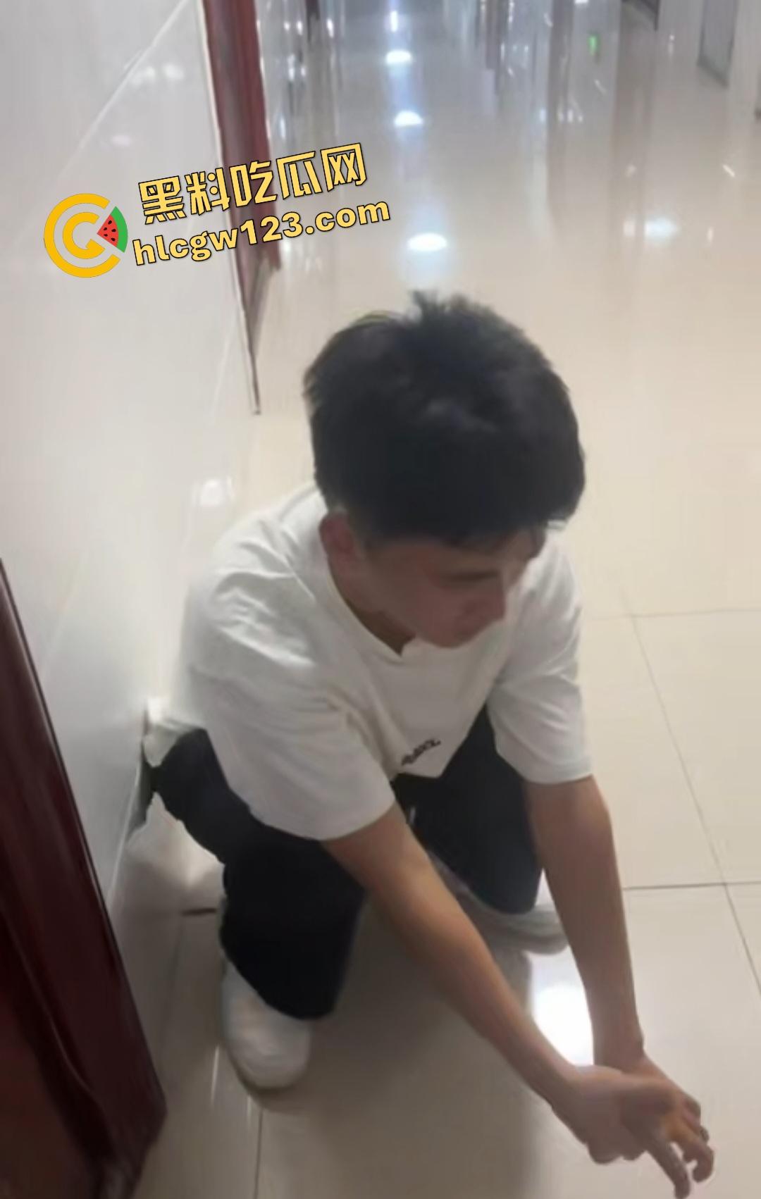 变态男生被同学怂恿去偷女生内衣当场被抓!内衣裹鸡巴真好玩,逼打女友电话羞辱!-4