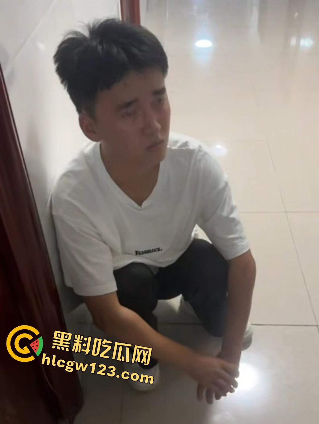 变态男生被同学怂恿去偷女生内衣当场被抓!内衣裹鸡巴真好玩,逼打女友电话羞辱!-5