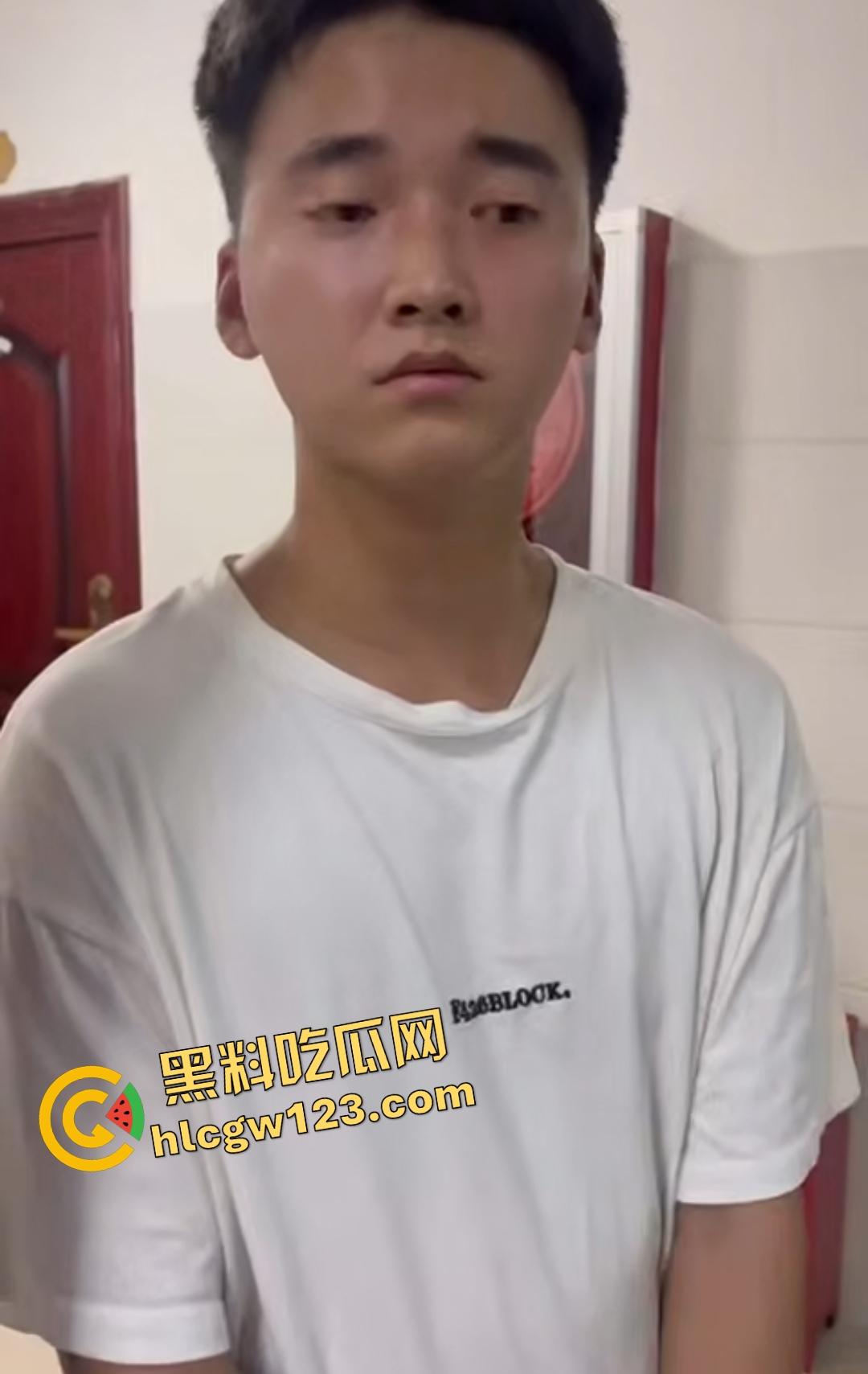 变态男生被同学怂恿去偷女生内衣当场被抓!内衣裹鸡巴真好玩,逼打女友电话羞辱!-6