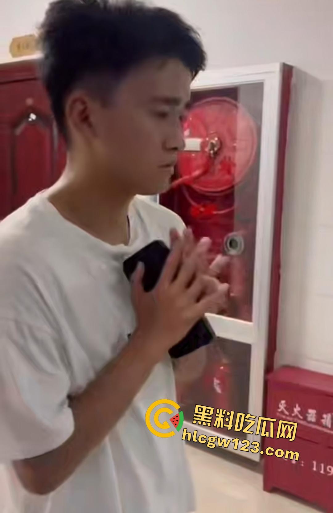 变态男生被同学怂恿去偷女生内衣当场被抓!内衣裹鸡巴真好玩,逼打女友电话羞辱!-7