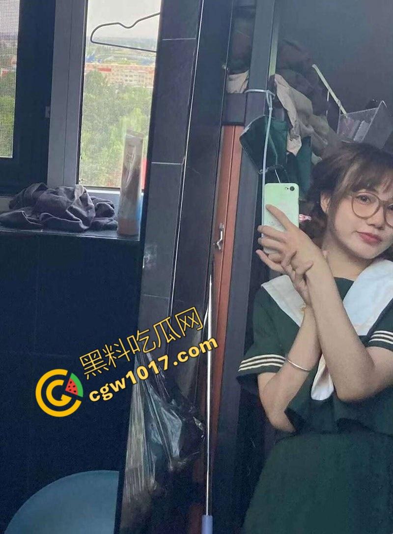 湖北武汉大学女神私生活爆炸!清纯外表下,训练有素的英姿驾驶术,豪华套房内大胆表演,双面生活震惊全校!-2