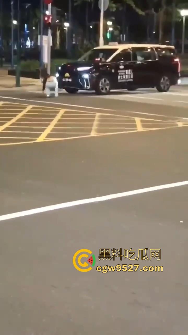 澳门深夜街头一女子与男友闹矛盾,到大街上横躺堵车,到底是受了什么刺激啊,这真的是拿生命开玩笑!-3