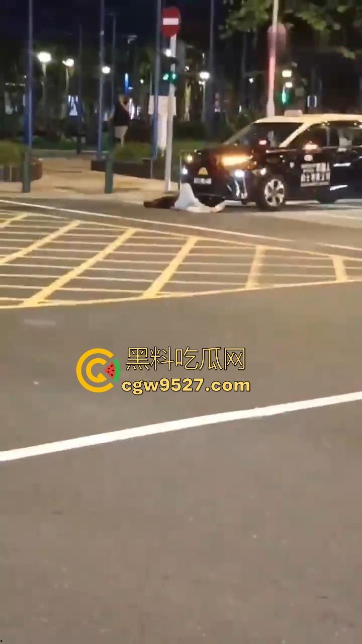 澳门深夜街头一女子与男友闹矛盾,到大街上横躺堵车,到底是受了什么刺激啊,这真的是拿生命开玩笑!-5