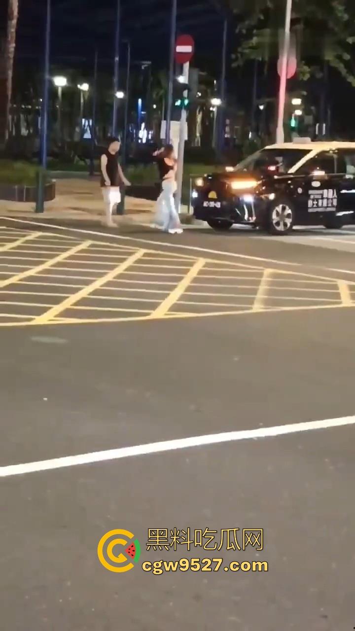 澳门深夜街头一女子与男友闹矛盾,到大街上横躺堵车,到底是受了什么刺激啊,这真的是拿生命开玩笑!-6