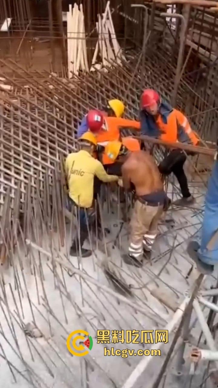 蛋疼!菲律宾工地小哥施工失误被钢管穿蛋而过 命根子保不住了-3