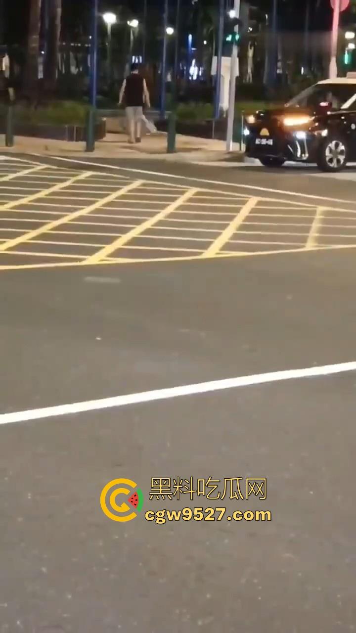 澳门深夜街头一女子与男友闹矛盾,到大街上横躺堵车,到底是受了什么刺激啊,这真的是拿生命开玩笑!-8