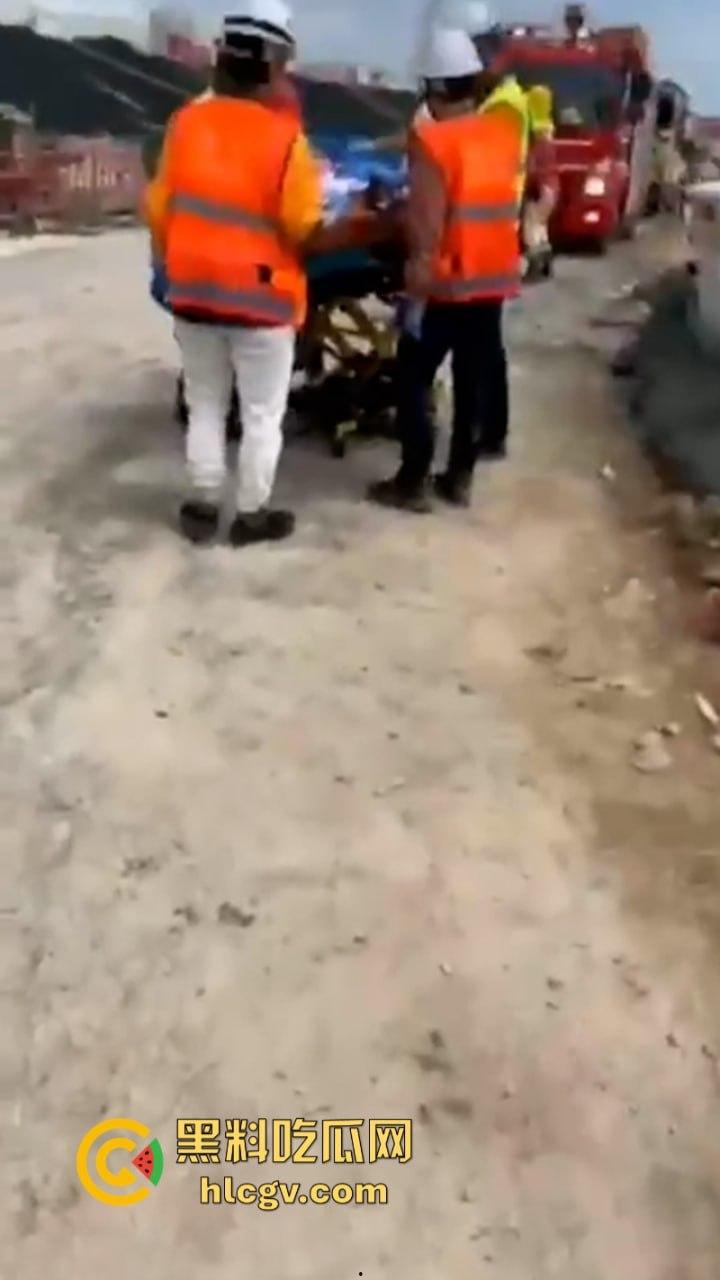 蛋疼!菲律宾工地小哥施工失误被钢管穿蛋而过 命根子保不住了-6