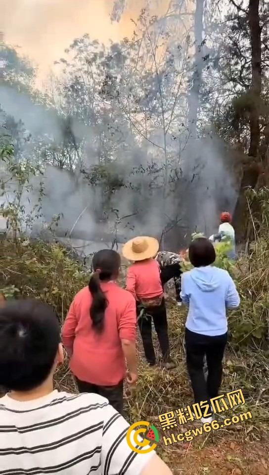 广西老表豪横上坟现场，不是祭祖，是直接给祖坟放高爆特效，十几个十万响鞭炮炸出烈焰战场！-6