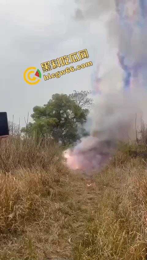 广西老表豪横上坟现场，不是祭祖，是直接给祖坟放高爆特效，十几个十万响鞭炮炸出烈焰战场！-7