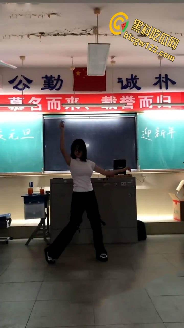 学霸班会跳热舞动作过大把奶罩崩飞了, 男同学在座位上看的前列腺液直流!-2