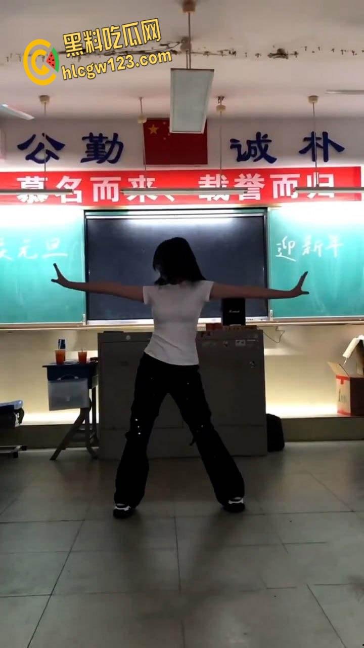 学霸班会跳热舞动作过大把奶罩崩飞了, 男同学在座位上看的前列腺液直流!-4