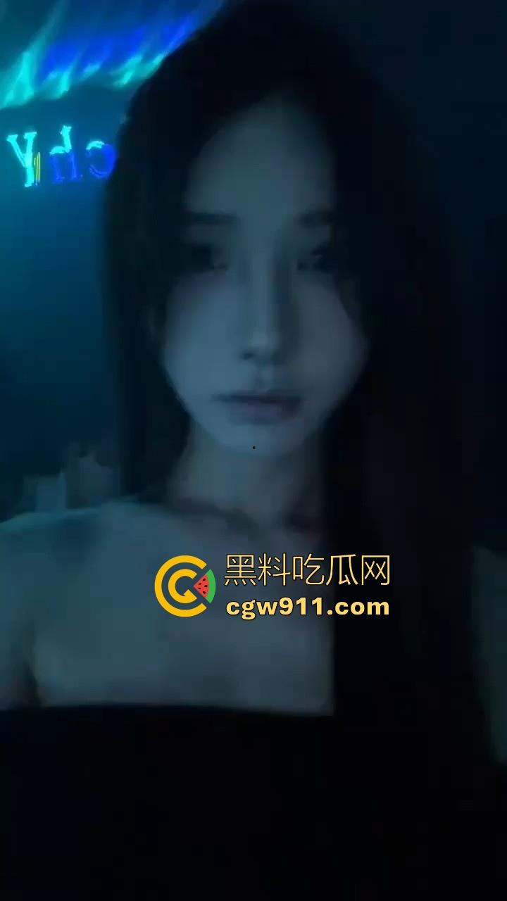 杭州酒吧极品小公主【姜丽君】夜店女王甜美脸蛋,被带走酒店玩弄,对镜口交疯狂后入,极其淫荡!-1