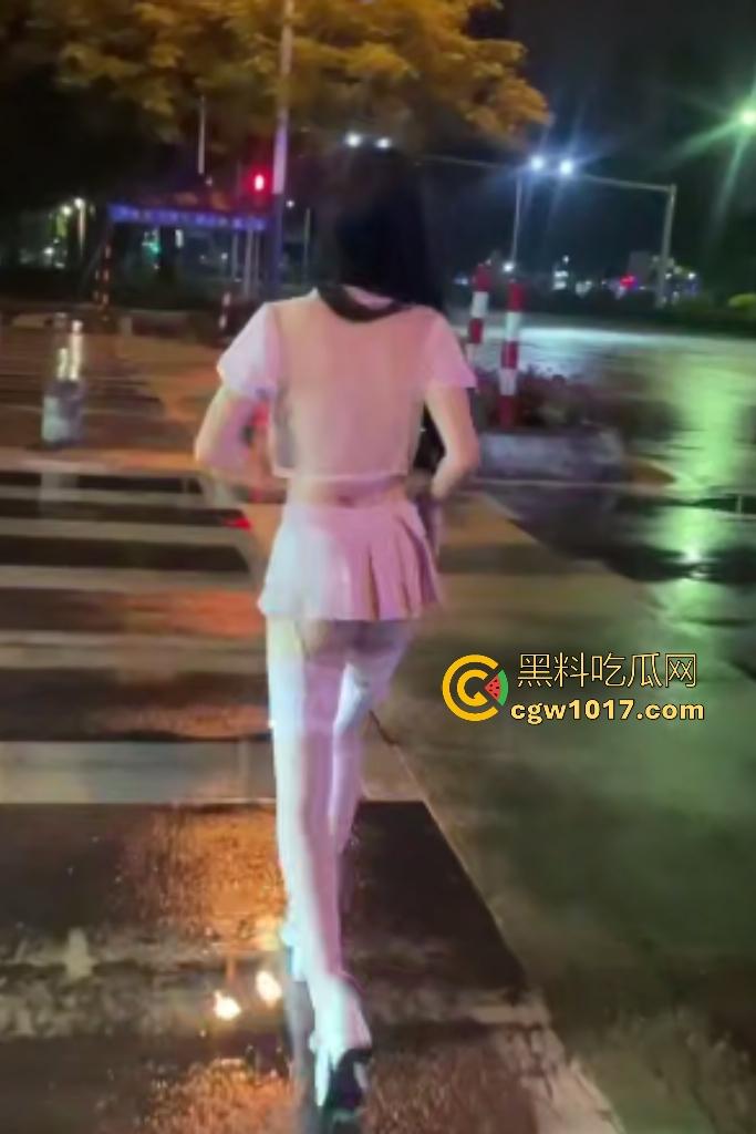 深夜骚逼马路上户外露出!光屁股坐防护栏,用手拍打B,被猥琐男跟踪舔逼后入,我让你骚,欠操的家伙!-1