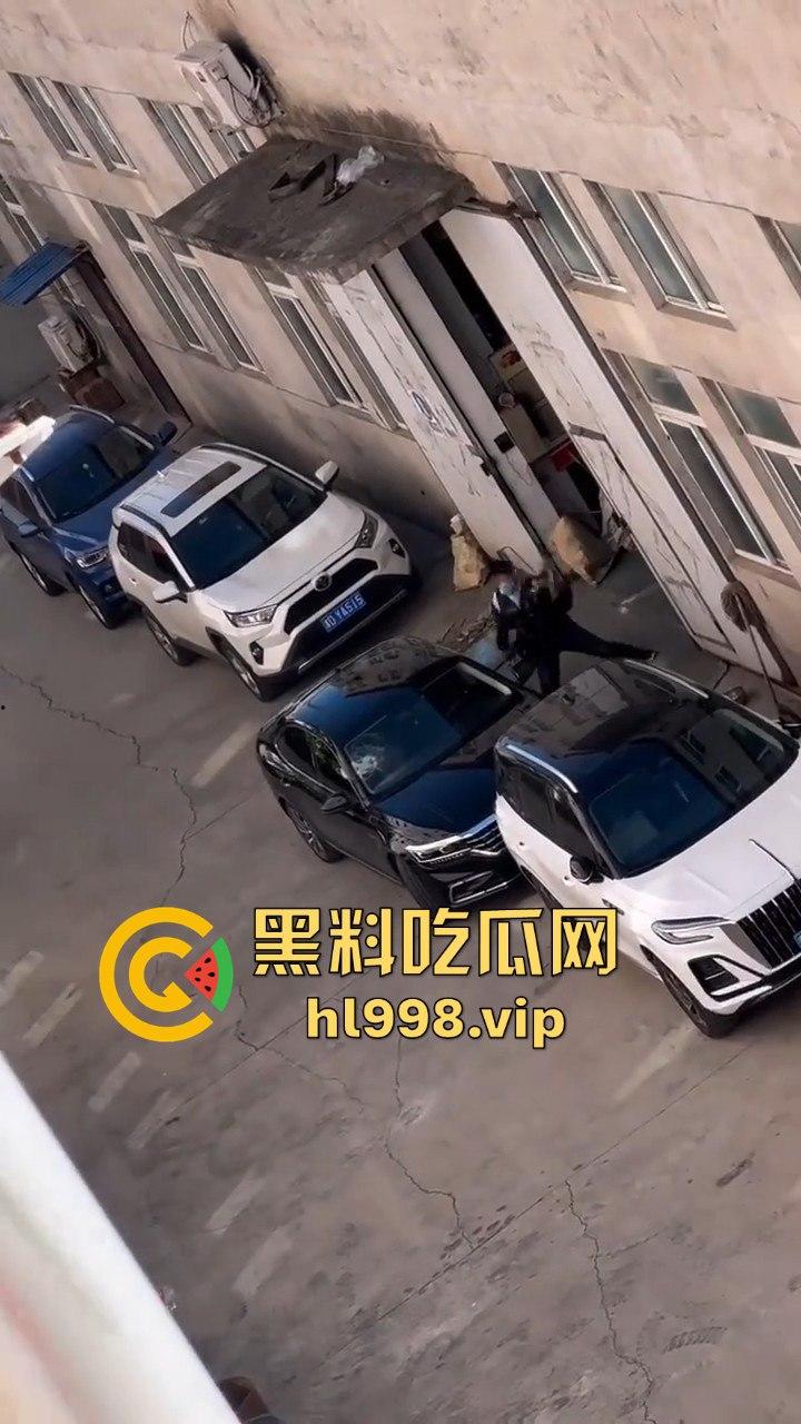 天津丈夫怀疑老婆出轨怒砸车,老婆吓得弃车逃跑!掏出自制手枪开火,枪声堪比沙鹰,建国后还敢造枪!-4