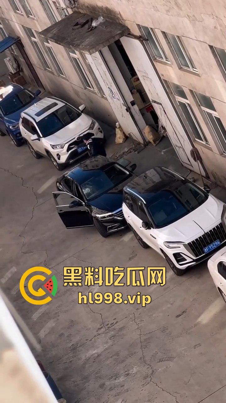 天津丈夫怀疑老婆出轨怒砸车,老婆吓得弃车逃跑!掏出自制手枪开火,枪声堪比沙鹰,建国后还敢造枪!-11