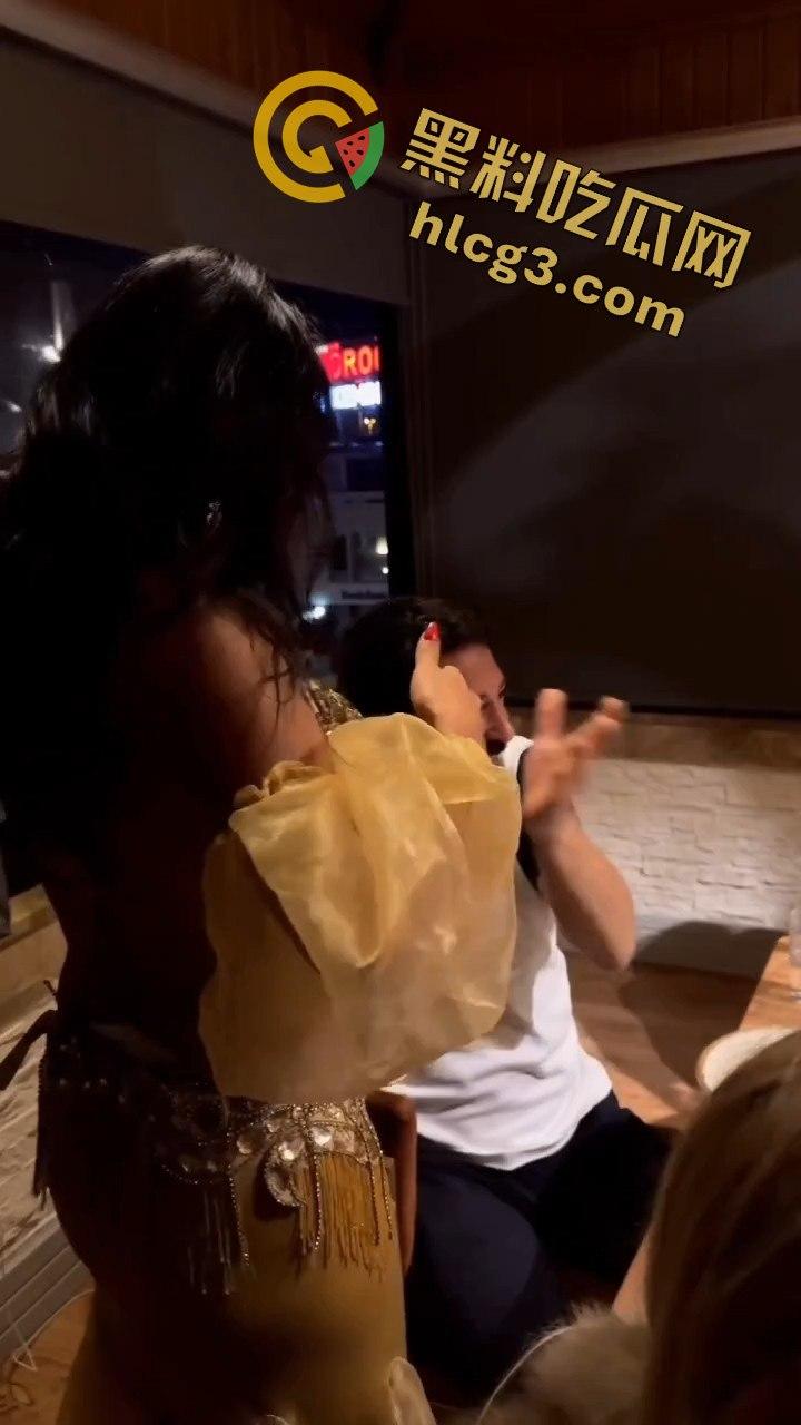 英国土豪印度餐厅奢华一幕!搭讪美女服务员,消费竟直接塞进奶罩里,场面惊呆众人!-2