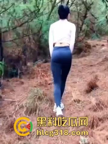 跟极品登山炮友挑战高难度做爱,树上后入美臀瑜伽裤,高难度一般人请勿模仿!-3
