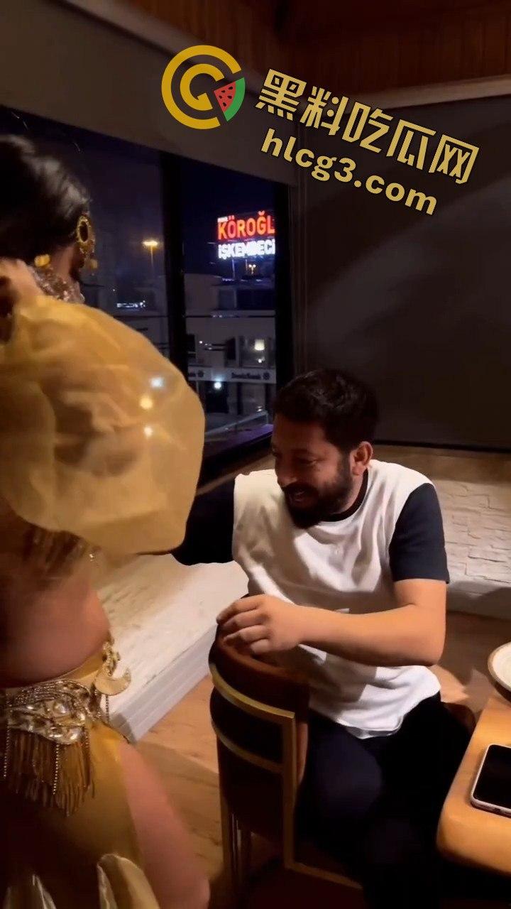 英国土豪印度餐厅奢华一幕!搭讪美女服务员,消费竟直接塞进奶罩里,场面惊呆众人!-3