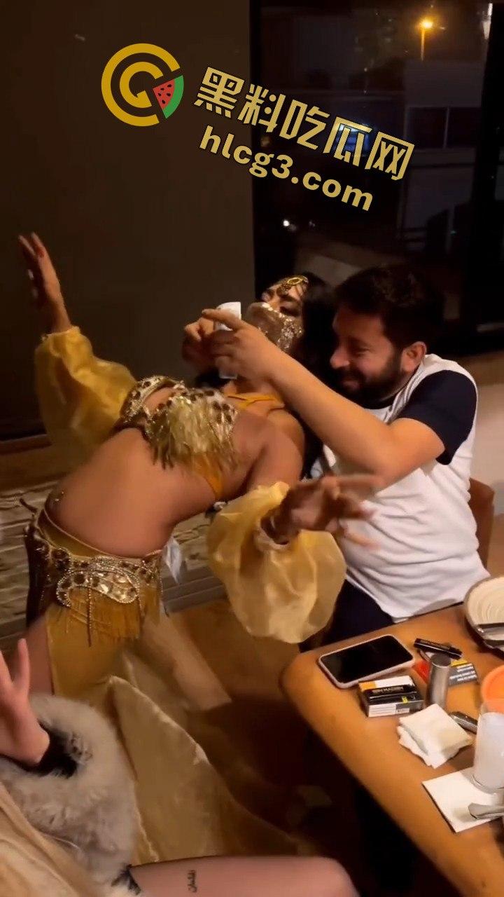 英国土豪印度餐厅奢华一幕!搭讪美女服务员,消费竟直接塞进奶罩里,场面惊呆众人!-4