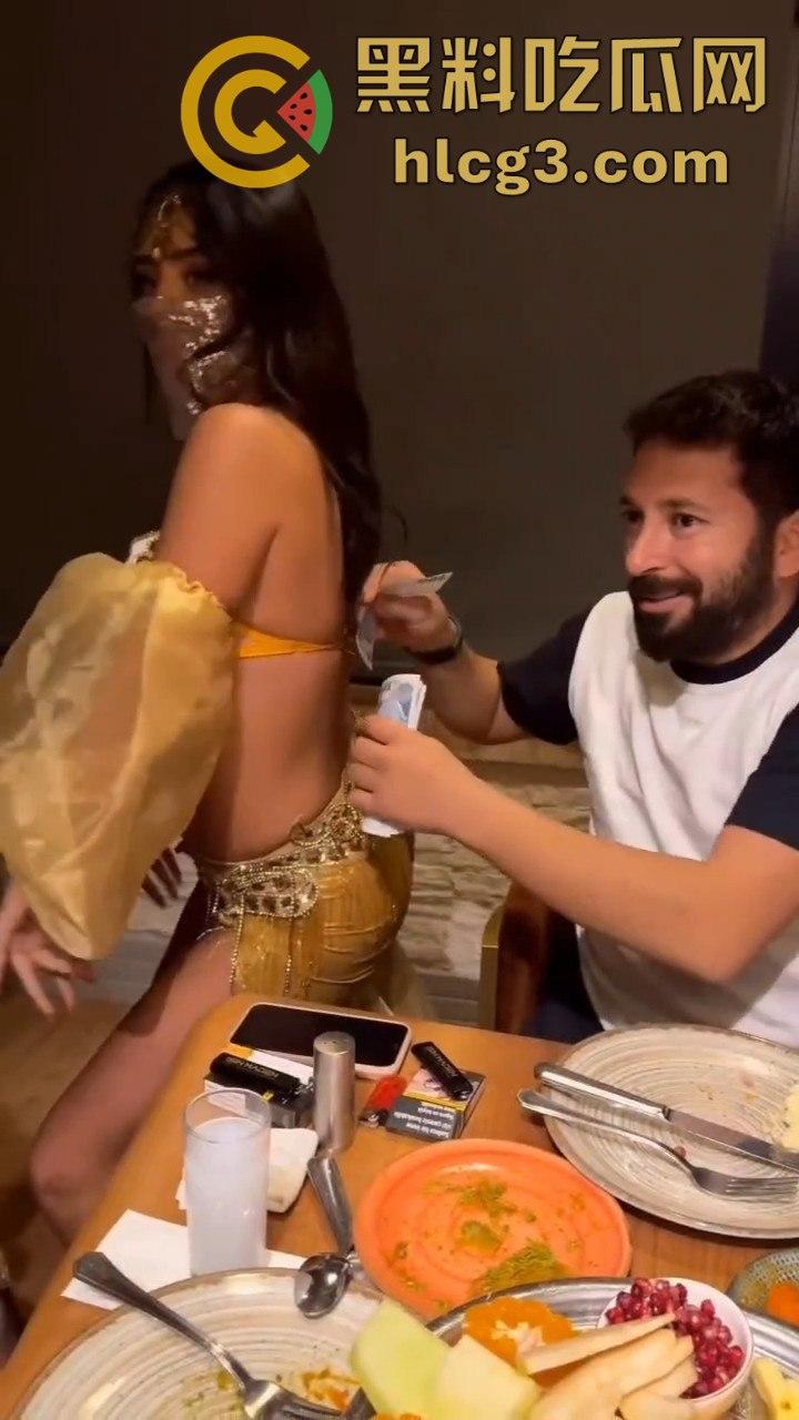 英国土豪印度餐厅奢华一幕!搭讪美女服务员,消费竟直接塞进奶罩里,场面惊呆众人!-6