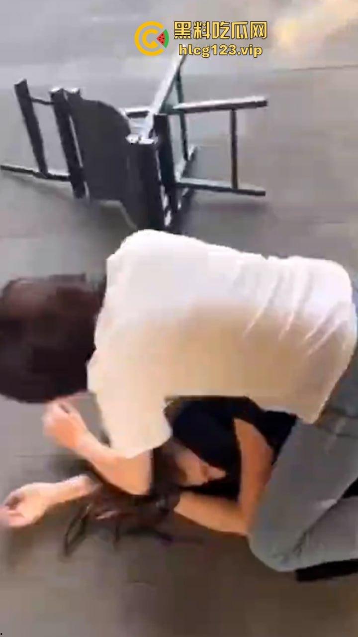 拳头硬了!河南漯河一怀孕女子打砸店铺 持刀行凶 怀了个太子吗?这么牛逼?现场撒泼视频看怒了-7