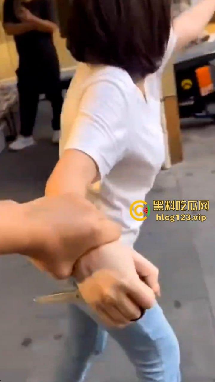 拳头硬了!河南漯河一怀孕女子打砸店铺 持刀行凶 怀了个太子吗?这么牛逼?现场撒泼视频看怒了-9