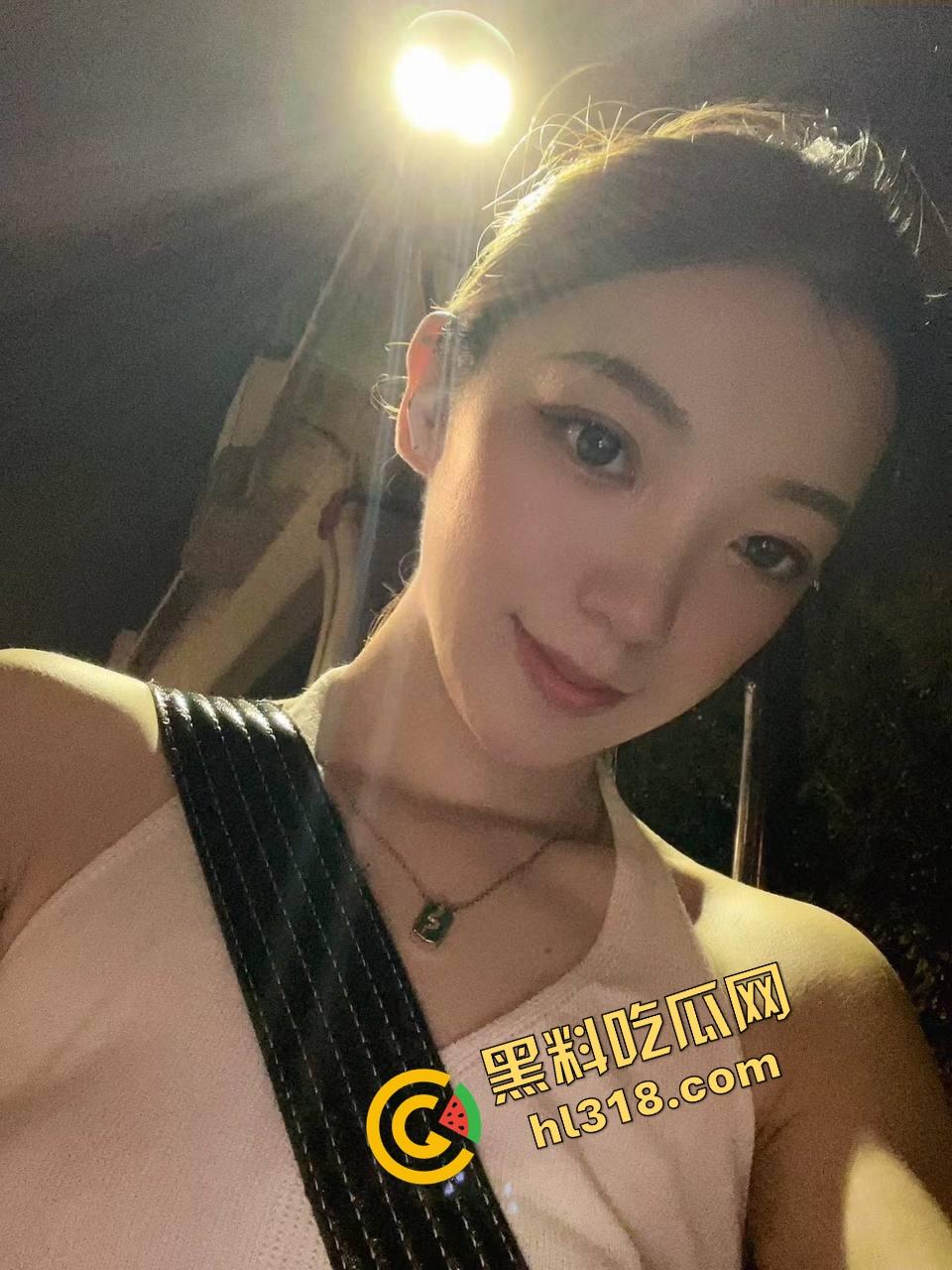 闺蜜电话聊工作,身后却被后入啪啪猛干,屁股拍到发烫还要强忍不叫,电话那头全程一头雾水!-2