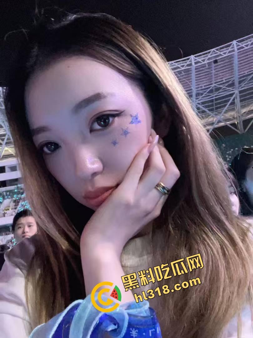 闺蜜电话聊工作,身后却被后入啪啪猛干,屁股拍到发烫还要强忍不叫,电话那头全程一头雾水!-3